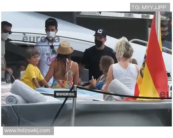 足球明星奢华游艇度假生活尽显风采与魅力的精彩瞬间